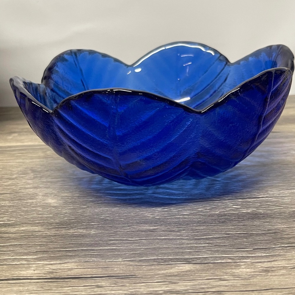 Arcoroc Leaf Serving Bowl Cobalt Blue Textured Glass Scalloped Cabbage 7.5 inch